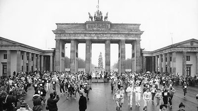  Sportler laufen durch das Brandenburger Tor