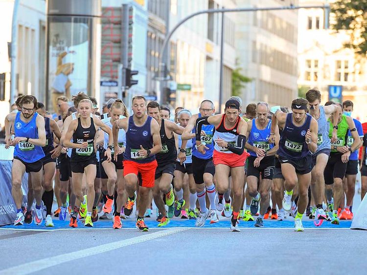 Eine große Anzahl an Männer und Frauen starten den Lauf