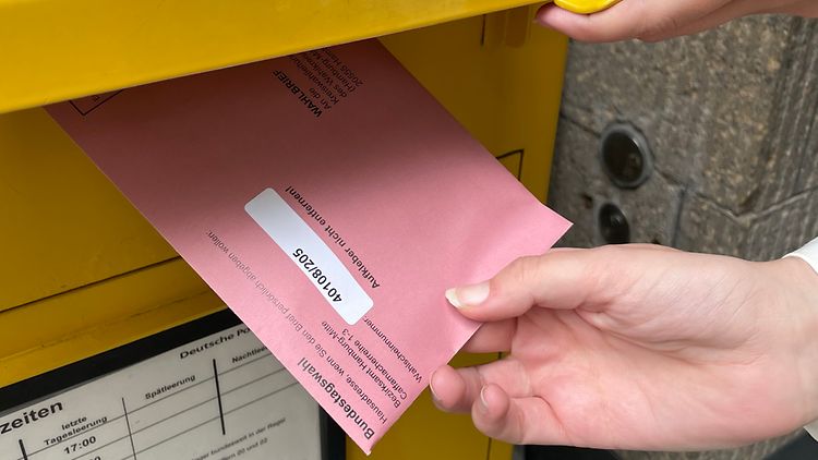  Wahlbrief, der in einen Briefkasten geworfen wird