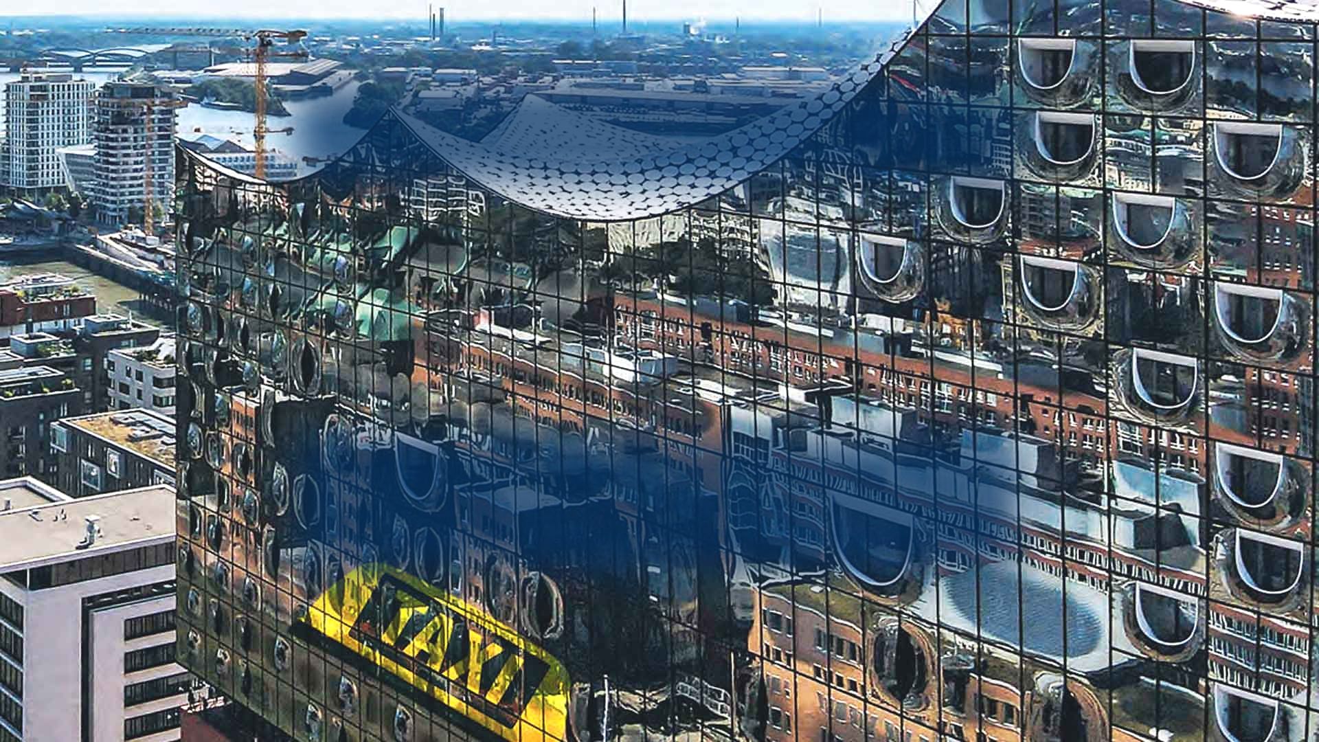  Reflektion eines Taxi an der Fassade der Elbphilharmonie Hamburg 