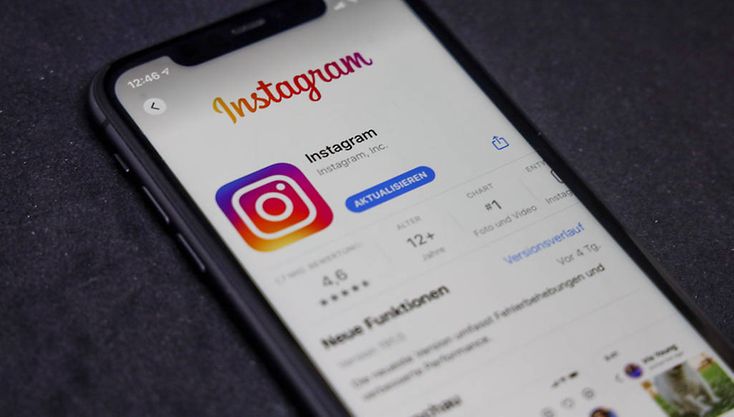 Die App Instagram ist im App-Store eines Smartphones zu sehen.
