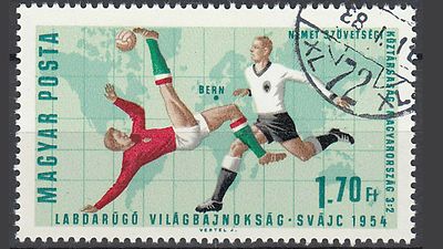  Briefmarke, die 2 Fußballer zeigt. Einer im ungarischen Trikot und einer im deutschen Trikot von 1954.