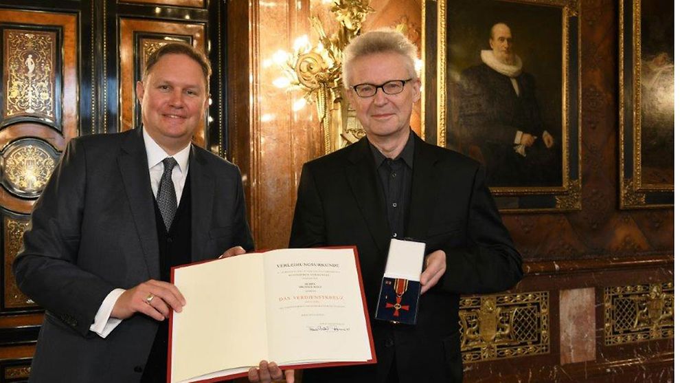 Verleihung des Bundesverdienstordens an Michael Batz 2021 durch Senator Dr. Carsten Brosda (links)