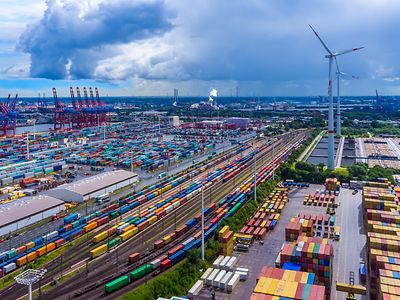  Panorama Luftbild vom Hafen Hamburg mit Containern und Windrad