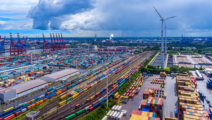 Panorama Luftbild vom Hafen Hamburg mit Containern und Windrad