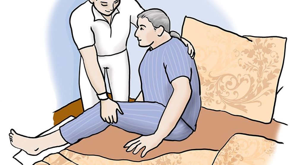  Mann hilft Frau im Bett auf