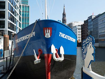  Der Bug des Theaterschiffes in blau mit Hamburg Wappen und zweimal dem Schriftzug Theaterschiff