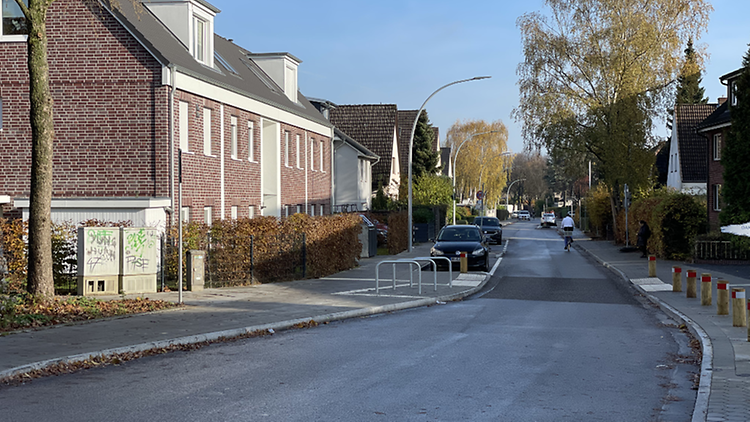 Aufnahme einer Straße in einem Wohngebiet. 