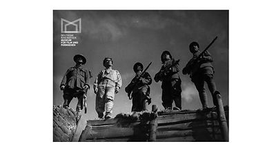  4 Soldaten aus dem Schützengraben fotografiert 