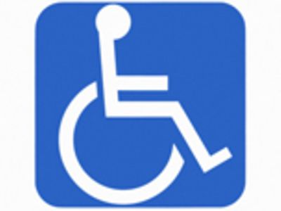  Symbol Behinderung: Weißer Rollstuhl auf blauem Grund © 2009 PHOTOS.COM / Jupiterimages 