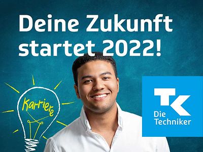  Ein junger Mann lächelt vor dem Schriftzug: Deine Zukunft startet 2022! Daneben das Logo der Techniker Krankenkasse
