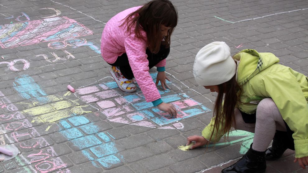 Kinder malen in der Straße