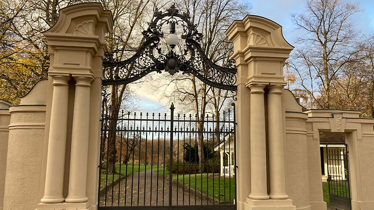  Ein prunkvolles Tor markiert den Eingang zu einem Park.