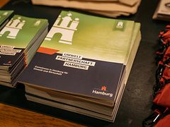  Ein Stapel der Broschüre der UmweltPartnerschaft liegt auf einem Tisch.