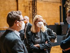  Gäste des Umweltwirtschaftsgipfel 2021, im Rathaus-Saal, mit Maske beim Netzwerken