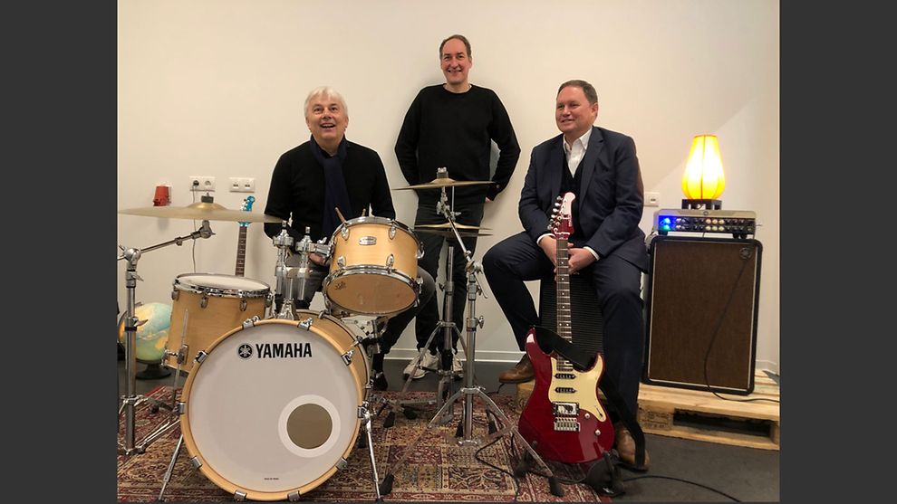 Drei Männer hinter Musikinstrumenten: Kurt Reinken, Reimer Bustorff, Senator Dr. Carsten Brosda