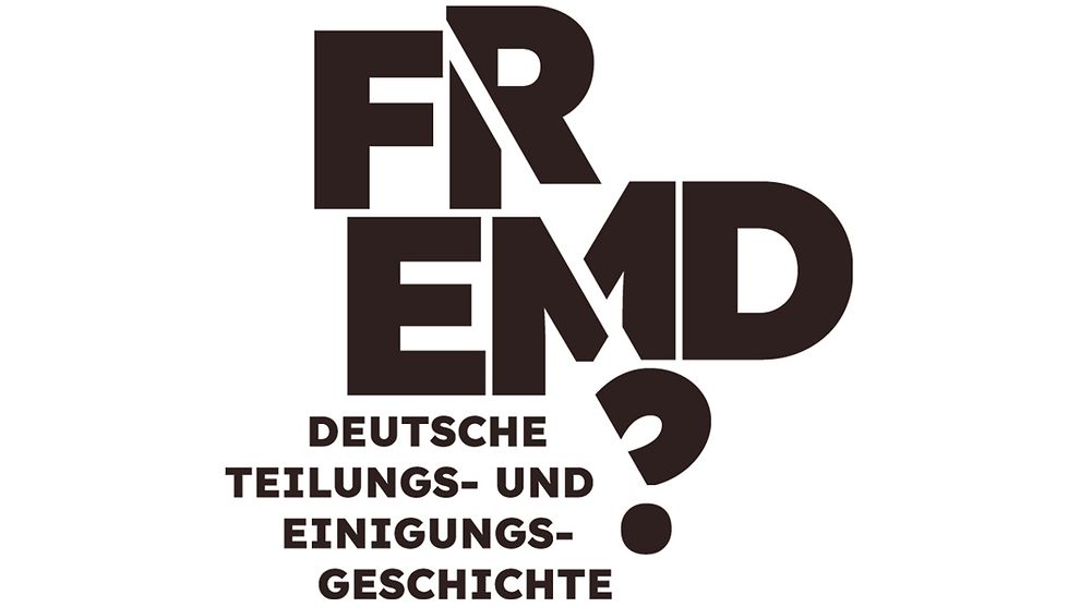 In schwarzer Schrift: "FREMD? Deutsche Teilungs- und Einigungsgeschichte"