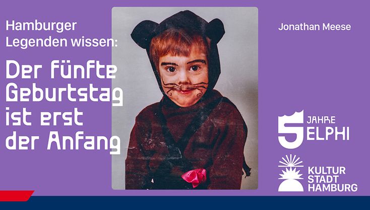 Ein Kinderbild des Künstlers Jonathan Meese verkleidet als Braunbär. Das Bild ist eingebettet in ein lilanes Visual.