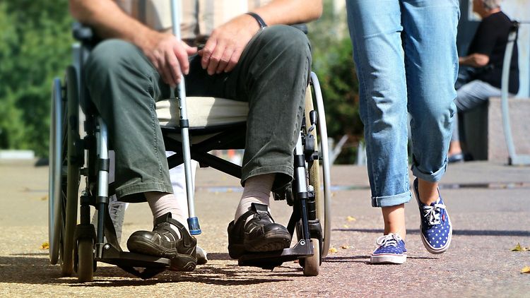  Pflege: Senior im Rollstuhl