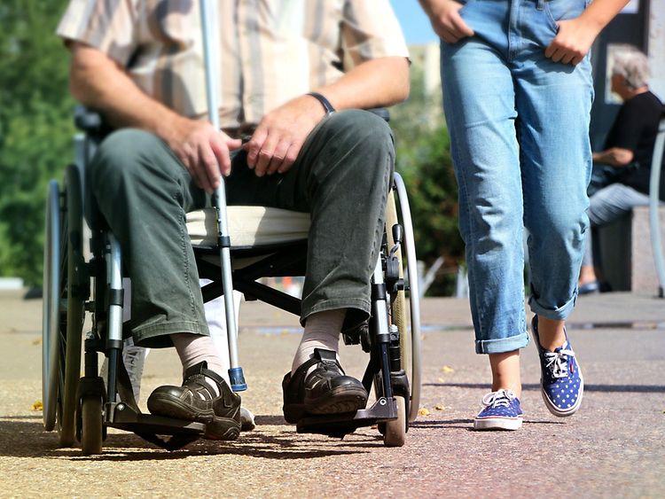  Pflege: Senior im Rollstuhl