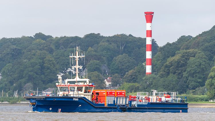 Löschboot Prag auf der Elbe