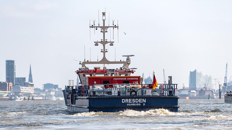 Löschboot Dresden auf der Elbe
