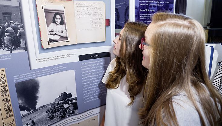 Schülerinnen gucken Anne Frank Ausstellung