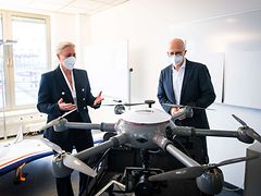  Peter Tschentscher besucht den HHLA Sky-Leitstand von dem aus die Drohnenflüge gesteuert werden