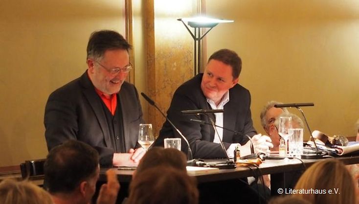 Rainer Moritz, Leiter des Literaturhauses Hamburg und Kultursenator Carsten Brosda sitzen gemeinsam auf der Bühne des Literaturhauses bei ihrer Veranstaltung Schlagerzeit, Countryzeit 