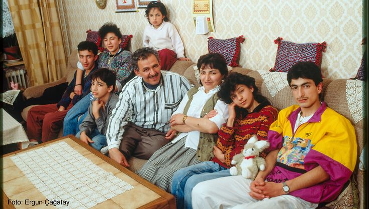 Die Familie von Hasan Hüseyin Gil sitzt zusammen auf einem Sofa. Foto von Ergun Çağatay, Hamburg 1990 