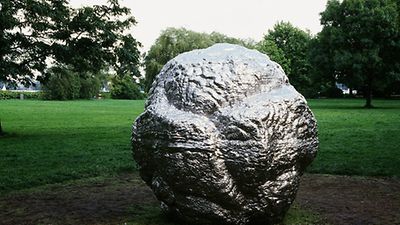  Eine silberne Skulptur im Alsterpark, die wie ein großer Meteorit aussieht