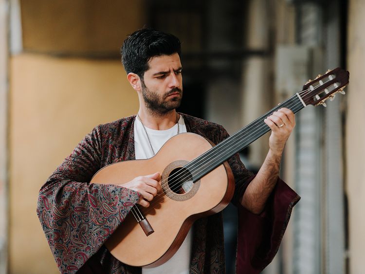  Sinan Cem Eroglu spielt die Bundlose Gitarre 