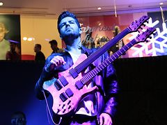  Sinan Cem Eroglu spielt die Bundlose Gitarre 