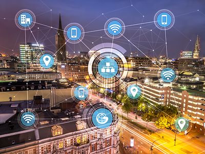  Auf dem Hintergrund der Hamburger Innenstadt liegt eine Grafik, welche das digitale Netz darstellt