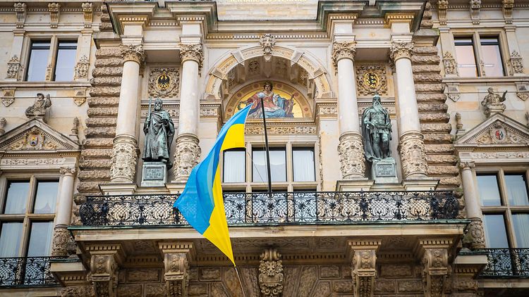  Ukraine Flagge am Rathaus