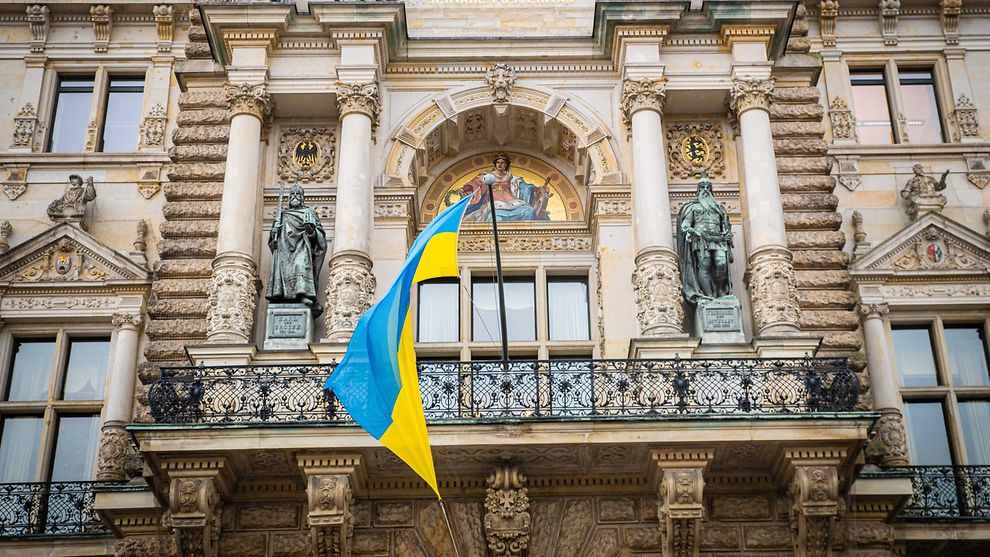 Ukraine Flagge am Rathaus