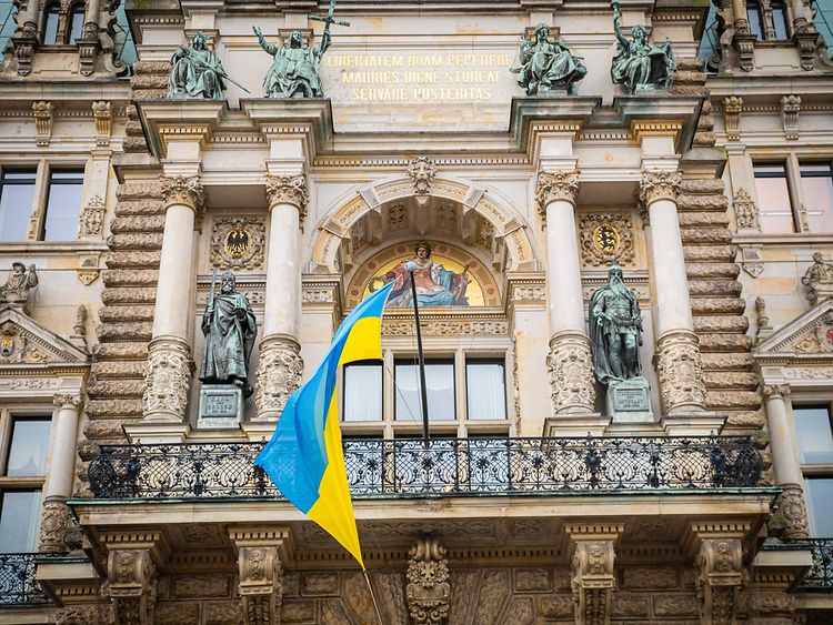  Ukraine Flagge am Rathaus