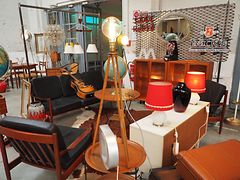  Gestapelte Antiquitäten und restaurierte Möbel