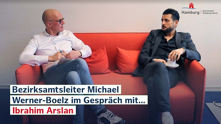  Bezirksamtsleiter Michael Werner-Boelz im Gespräch mit Ibrahim Arslan