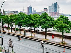  Vereinzelte Fahrradfahrer sind mit der Elbphilharmonie im Hintergrund zu sehen.
