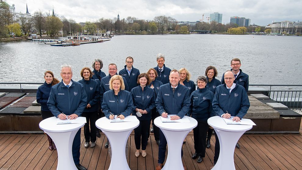Das Gruppenfoto anlässlich der außerordentlichen Sportministerkonferenz in Hamburg