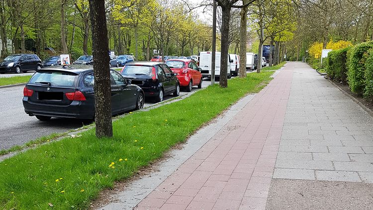  Gustav-Seitz-Weg - Straßenabschnitt mit geparkten Kraftfahrzeugen
