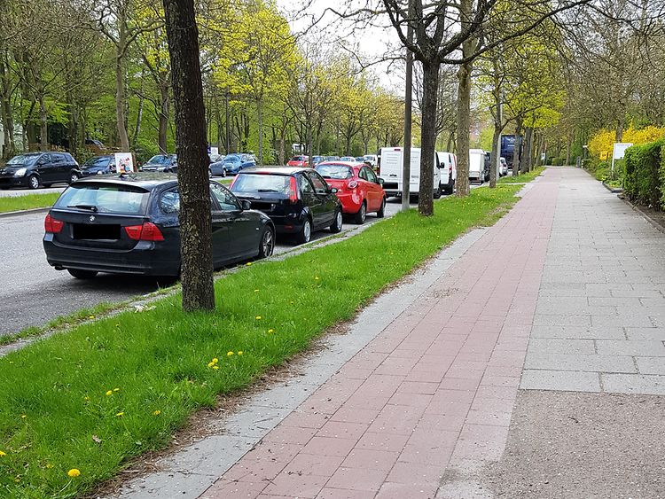  Gustav-Seitz-Weg - Straßenabschnitt mit geparkten Kraftfahrzeugen