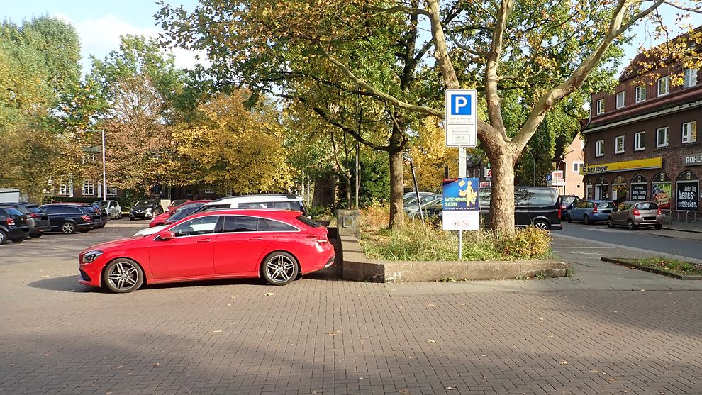 Saseler Markt - Parkplatz mit geparkten Kraftfahrzeugen