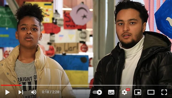 Screenshot von YouTube - zwei Schüler rappen gegen den Krieg