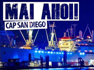  Auf dem Bild ist die Aufschrift Mai Ahoi Cap San Diego zu lesen. Im Hintergrund ist ein bei Nacht beleuchtetes Schiff zu sehen.