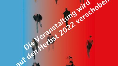  Gehende Menschen von oben unscharf fotografiert. Text: Die Veranstaltung wird auf den Herbst 2022 verschoben.