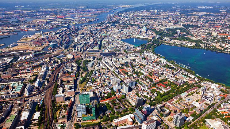  Hamburg aus der Luft mit Blick auf die Stadt und die Alster