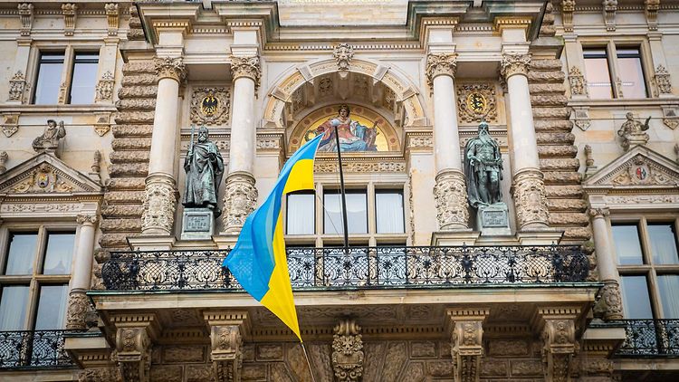  Ukraine-Flagge am Rathaus