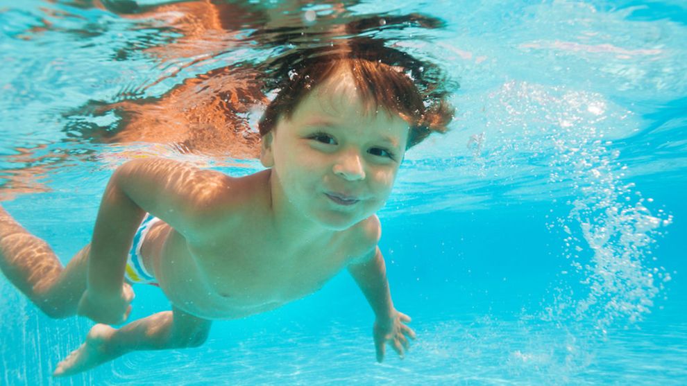 Ein Kind unter Wasser.